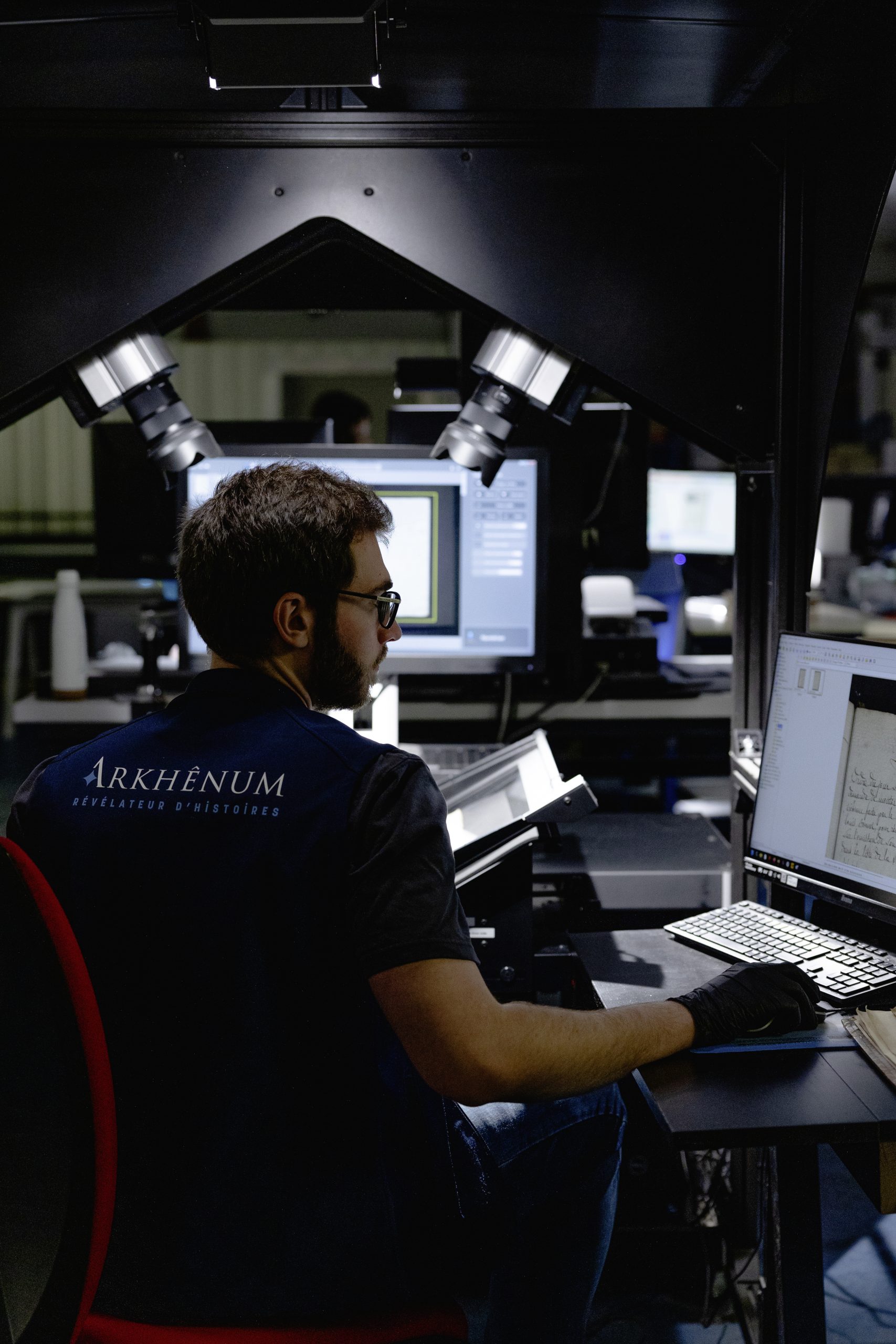 Arkhênum utilise les scanners i2S, pensés pour ne pas contraindre les documents, afin de numériser livres anciens, plans de grande taille ou affiches. © Louis Piquemil - Echos Judiciaires Girondins