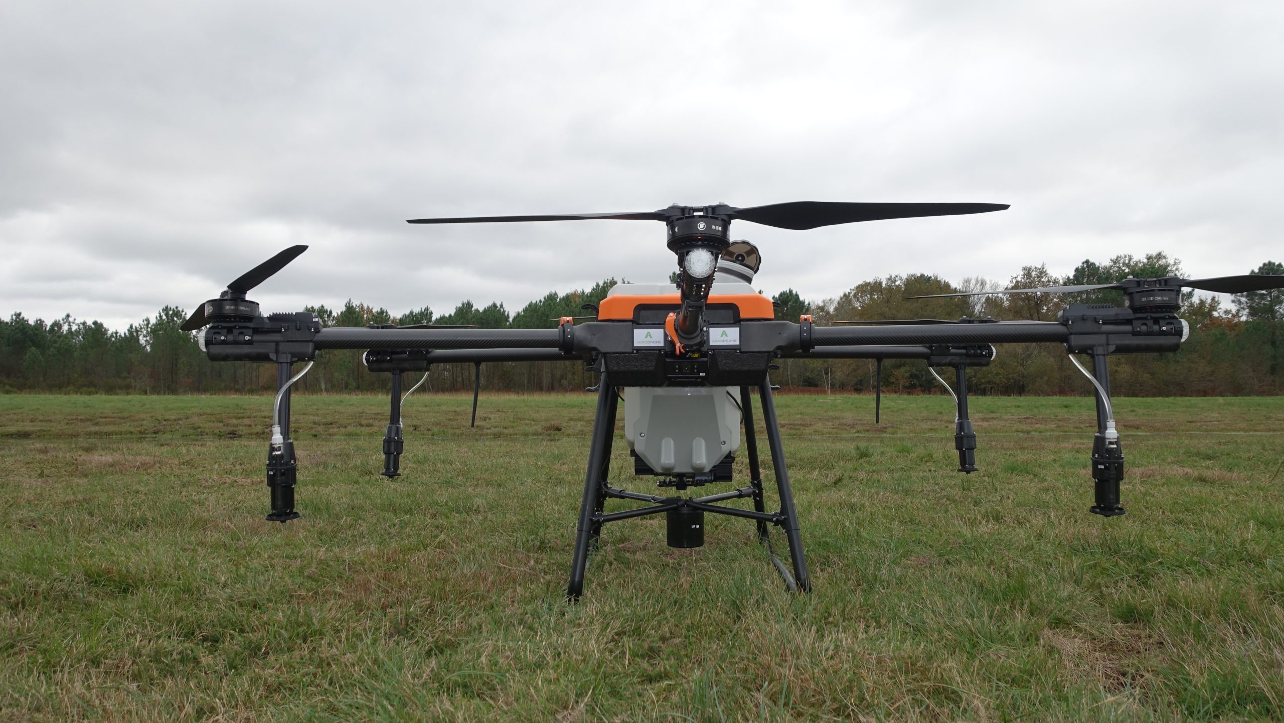 Les drones lourds d'Agrodrone sont capables d'emporter 50 kg de graines pour les larguer © Reflet du Monde